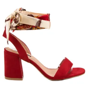 Milaya Sandalen vastgebonden met een lint rood